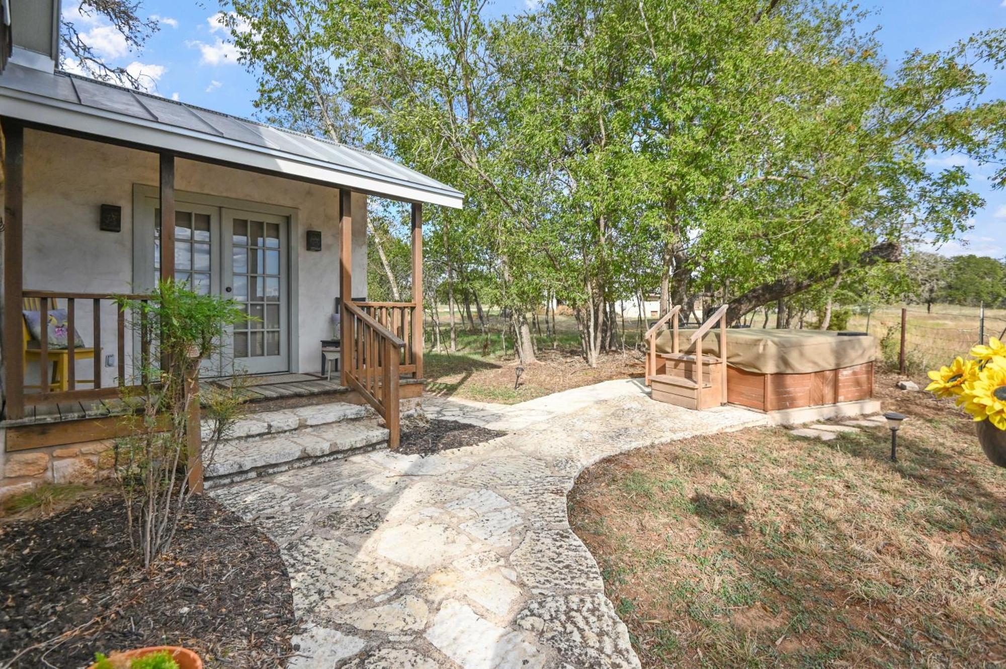 Cabins On Knopp School-Chula Vista Cabin Fredericksburg Exterior photo